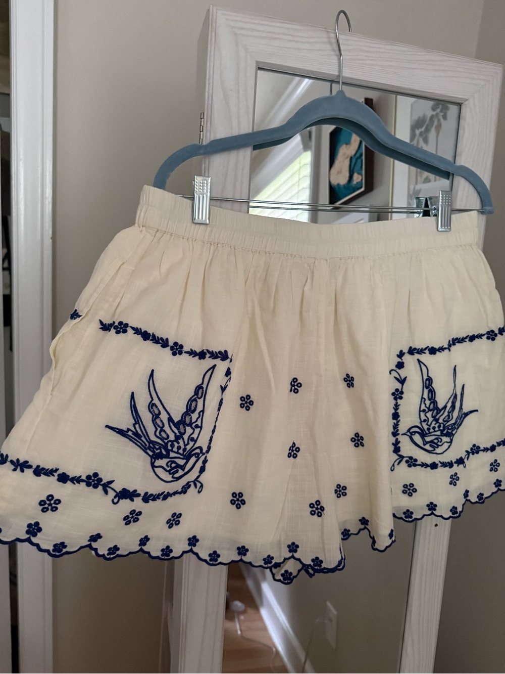 Anthropologie maeveEmbroidered Ivory Women's Shorts with Navy dainty Bird Accent - Picture 5 of 11